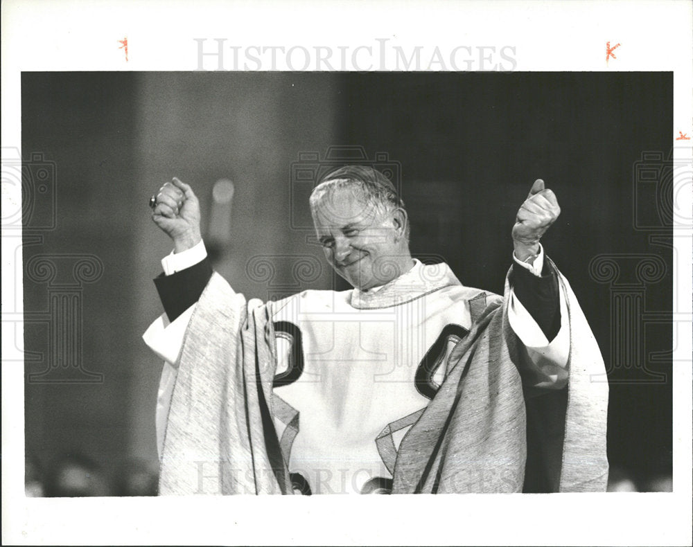 1990 Press Photo Tiger Priests Bishops Monahan hands  - Historic Images