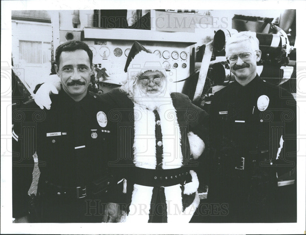 1991 Press Photo Kevin Becker Santa Claus Juan Santos - Historic Images
