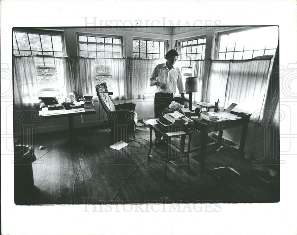 1983 Press Photo Glen Manniston poet grant winner Mich - Historic Images
