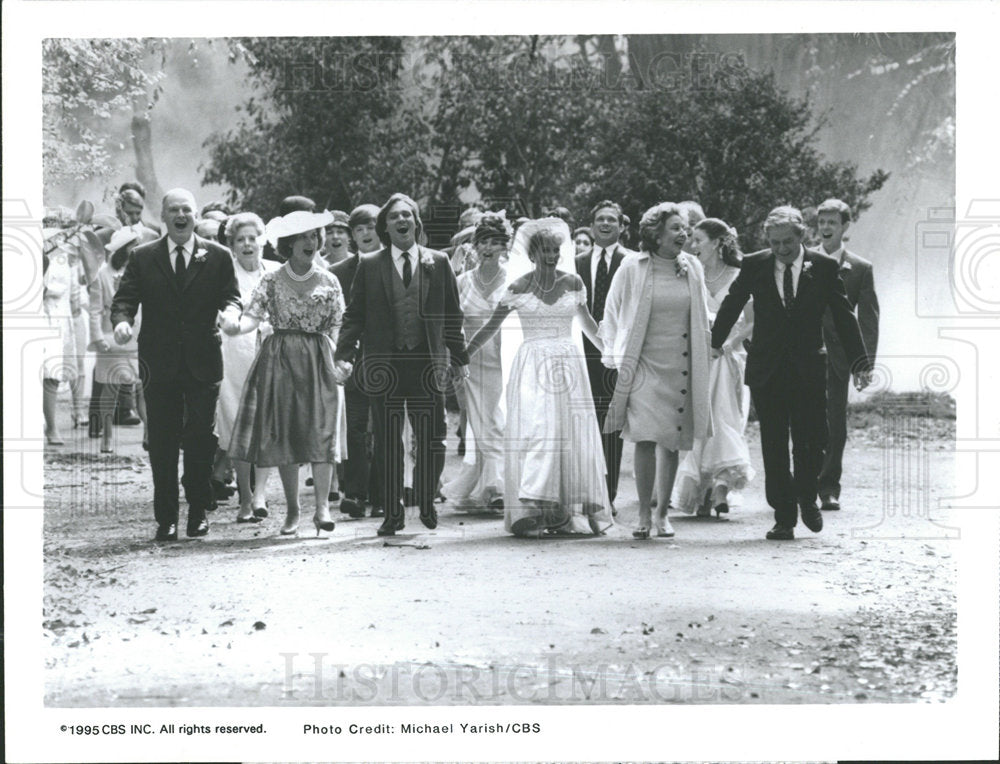 2001 Press Photo A Walton Wedding CBS TV Program Mich - Historic Images