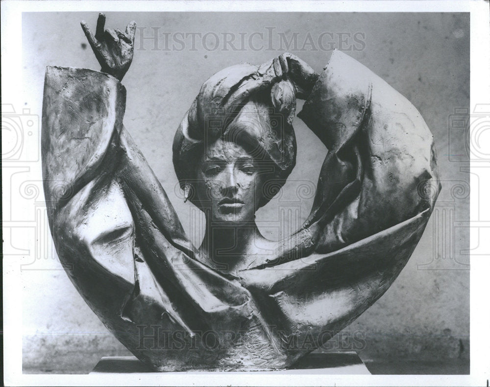 1981 Press Photo Woman Bronze Manzv Giacomo Art - Historic Images