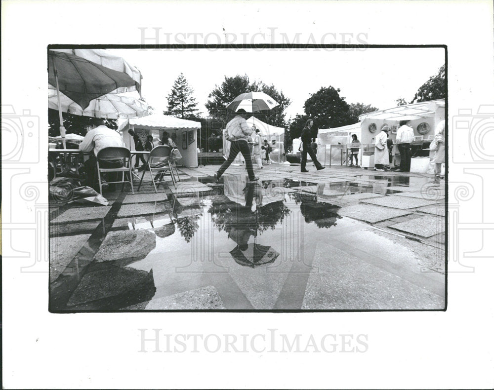 1986 Press Photo Steve Olazewski customers art fair  - Historic Images