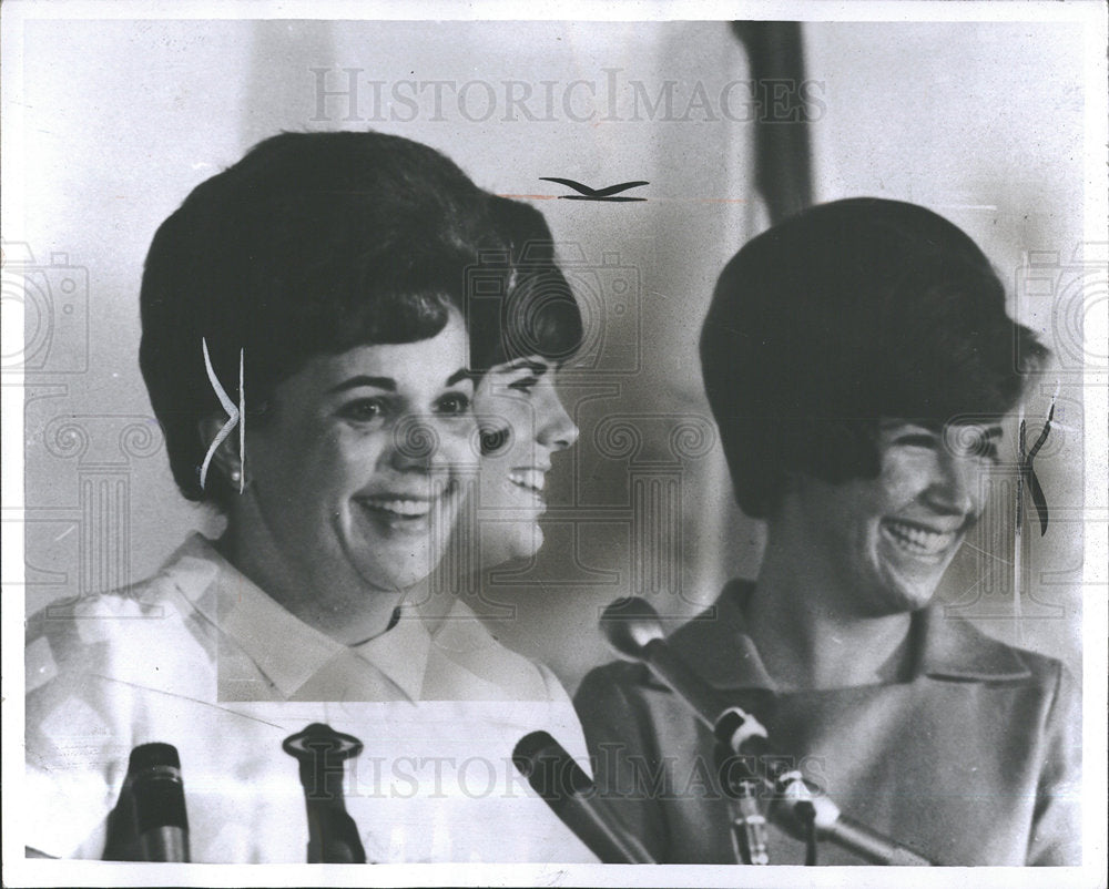1968 Press Photo Mrs Spiro Agnen Speech Stage Daughter  - Historic Images