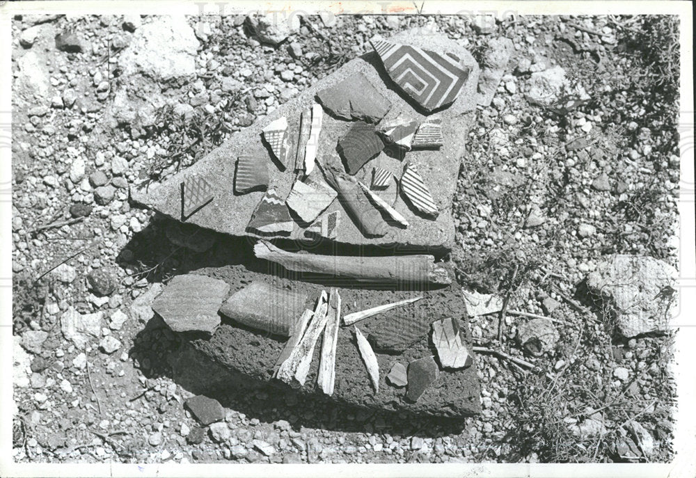 1982 Press Photo Albuquerque human bone pottery Metate - Historic Images