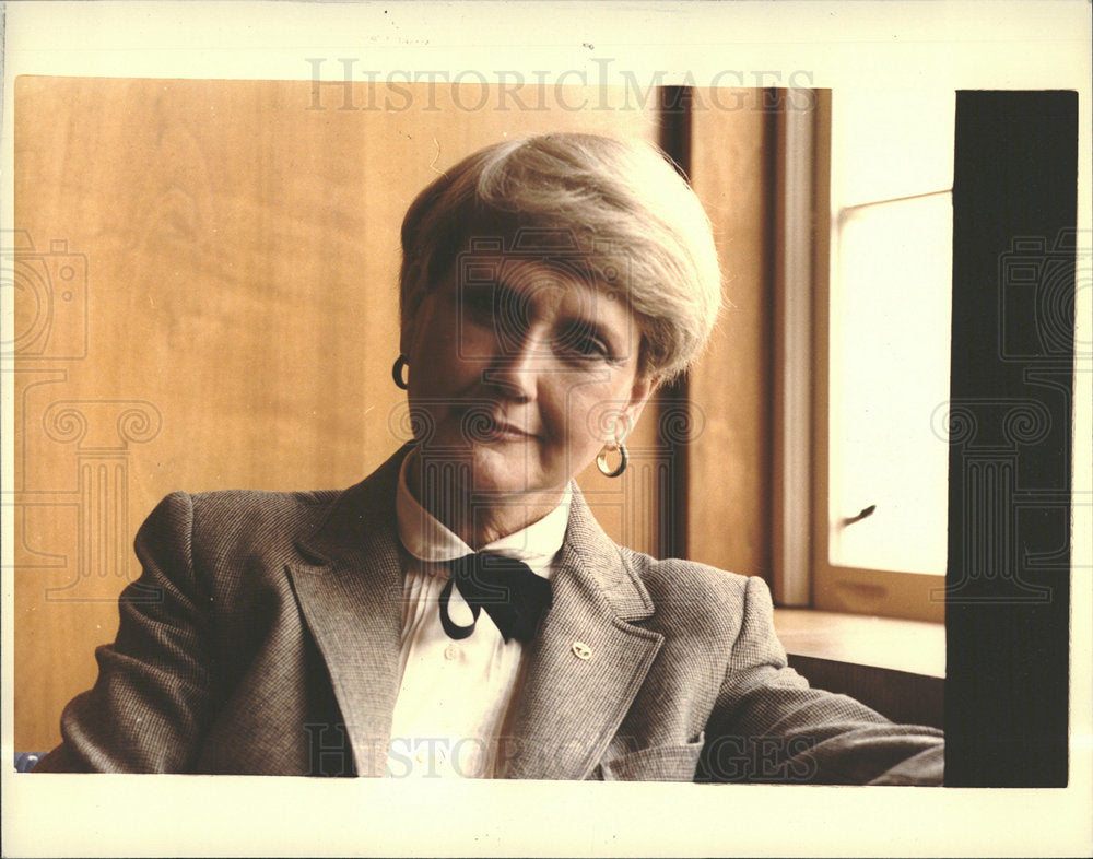 1983 Press Photo Ex Geanw TV News Woman Andomian Snap  - Historic Images