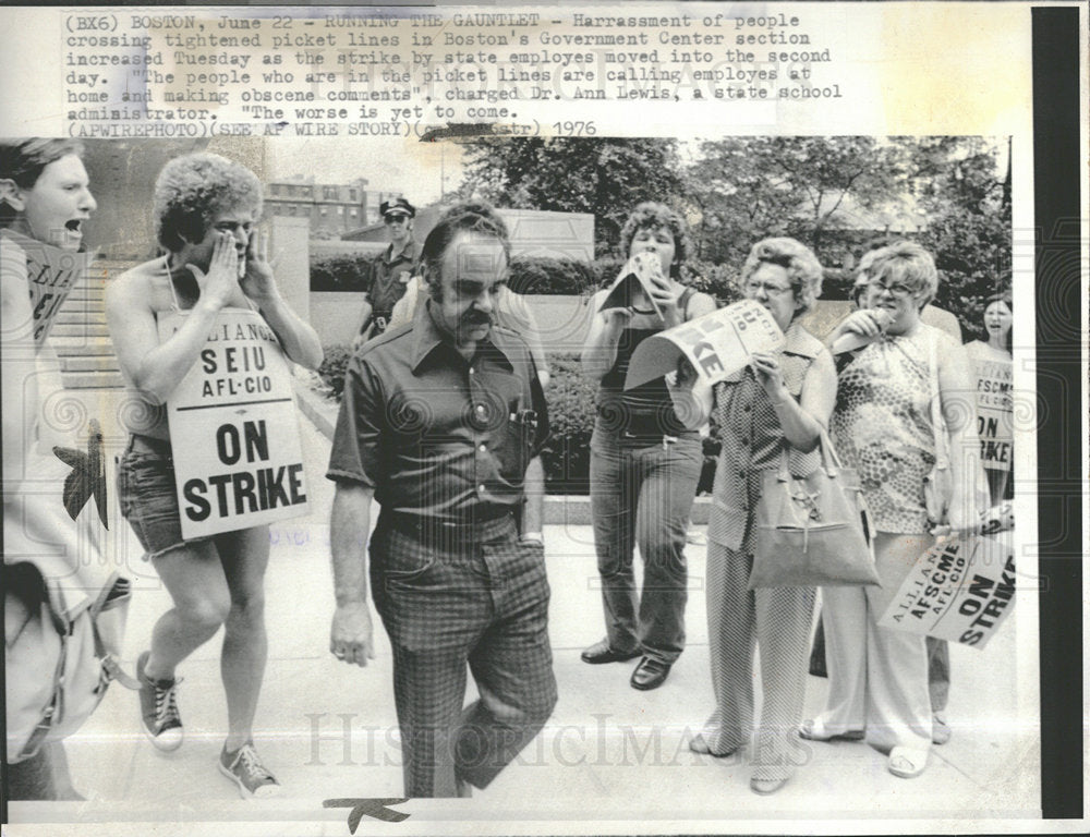 1976 Press Photo Government Employees Strikes Boston - Historic Images