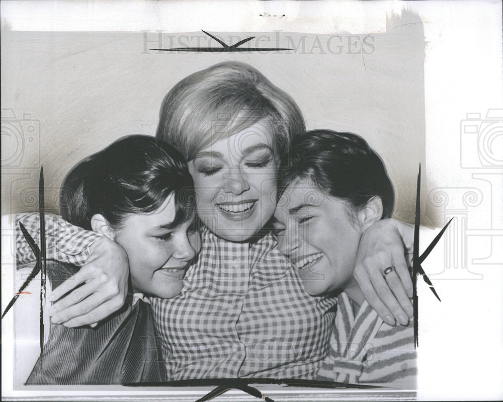 1962 Press Photo Edie Adams Hugs Kippie Bette Kovac  - Historic Images