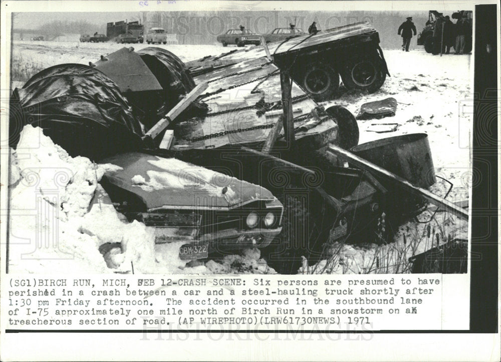 1971 Press Photo Crash Scene Six persons presumed Birch - Historic Images