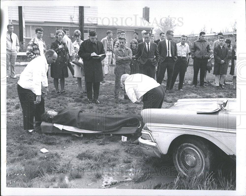 1965 Press Photo Accident High School Children Hit Car - Historic Images