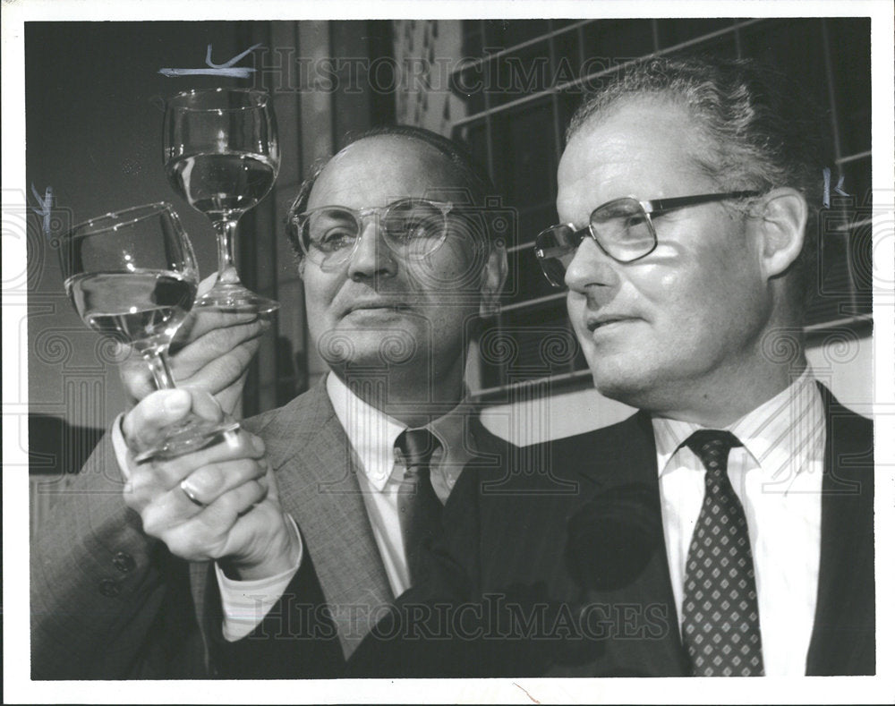 1985 Press Photo Peter Sichel IAN Jameson German wine  - Historic Images