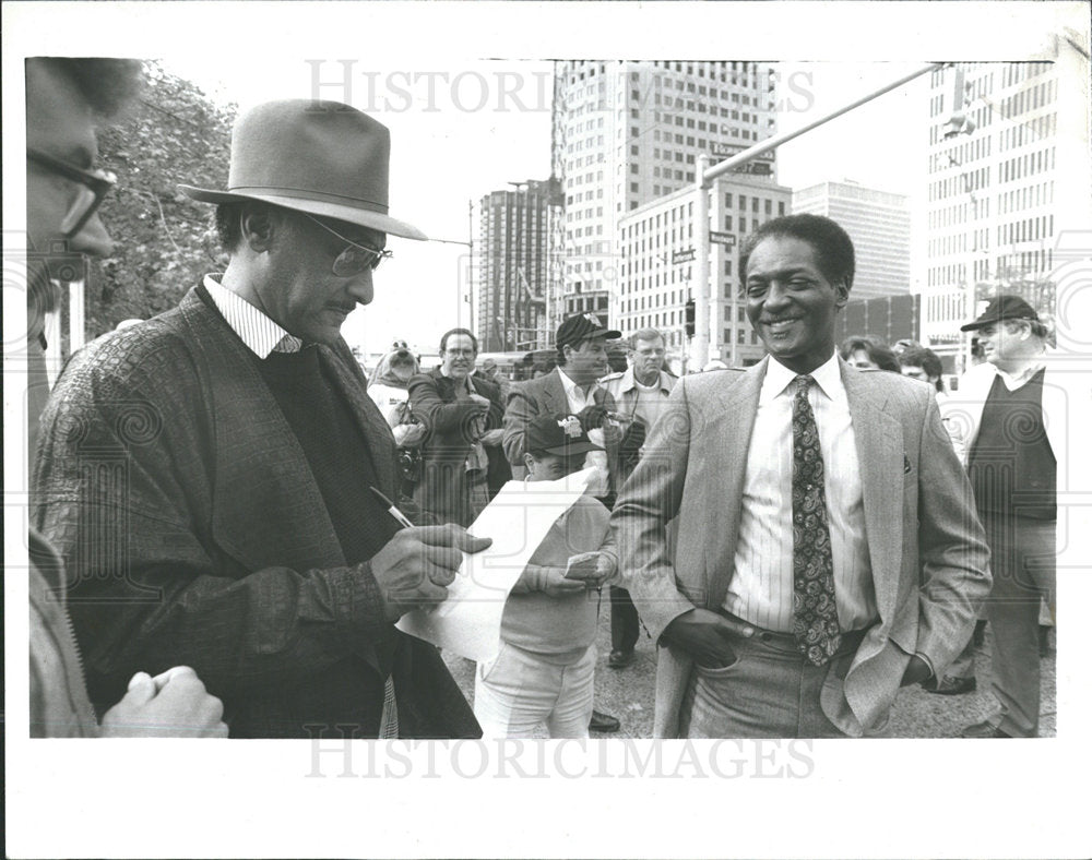 1988 Press Photo Duke Fakir sign autograph road rally  - Historic Images