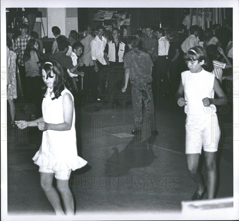 1967 Press Photo Teenagers dancing - Historic Images