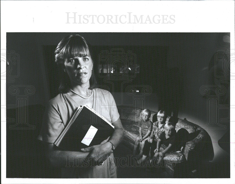 1990 Press Photo Catherine Nikkila Lynne Jonathan binde - Historic Images