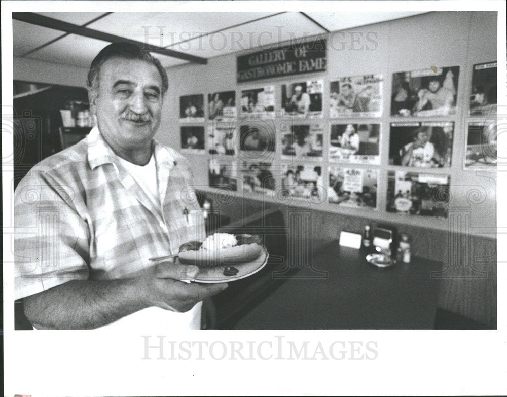 1988 Press Photo Restaurant Owner Nick Marabeas - Historic Images