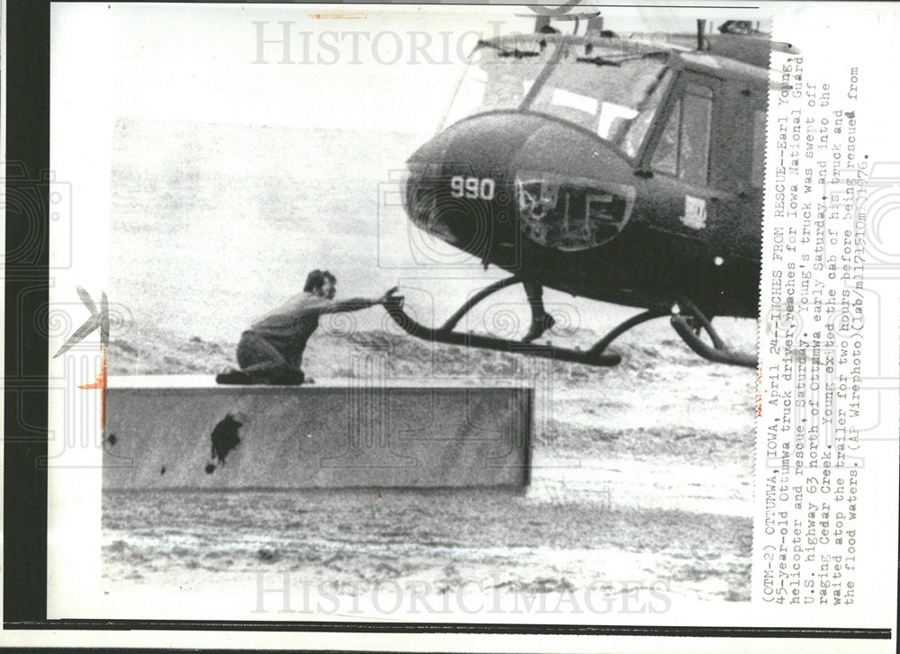 1976 Press Photo Man Rescued By Helicopter From Flood - Historic Images