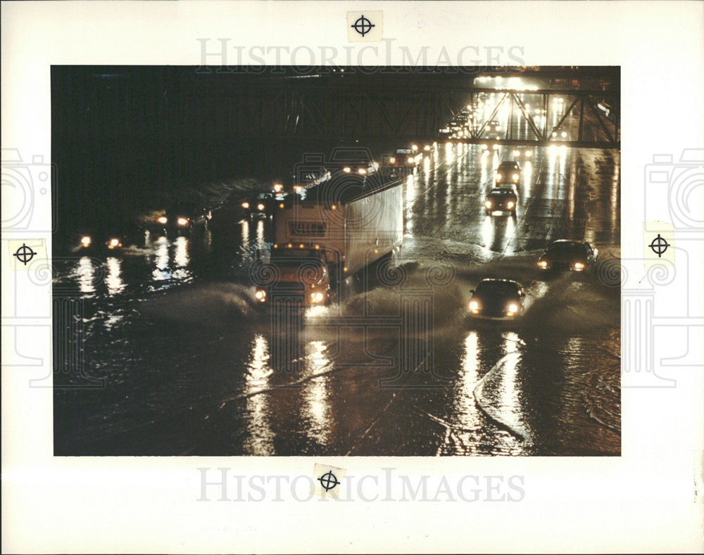 1990 Press Photo Heavy Rains Flood Michigan I-96 Truck - Historic Images