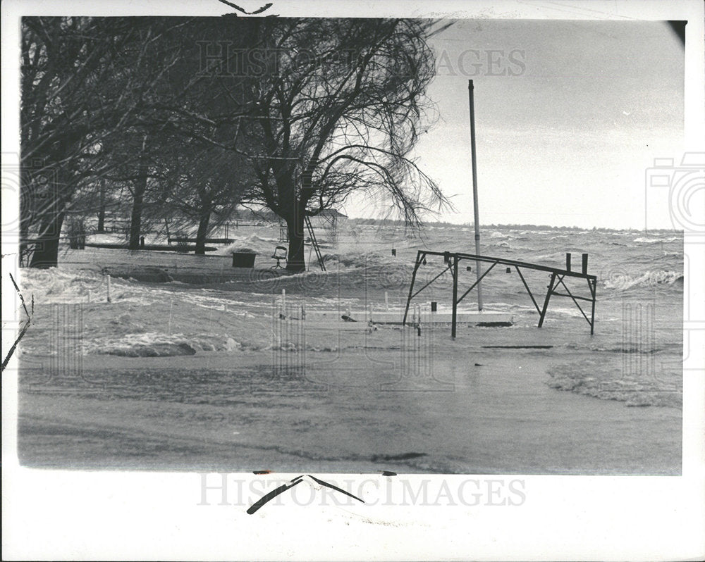 1973 Press Photo St. Clair Shores Area Flood Michigan - Historic Images