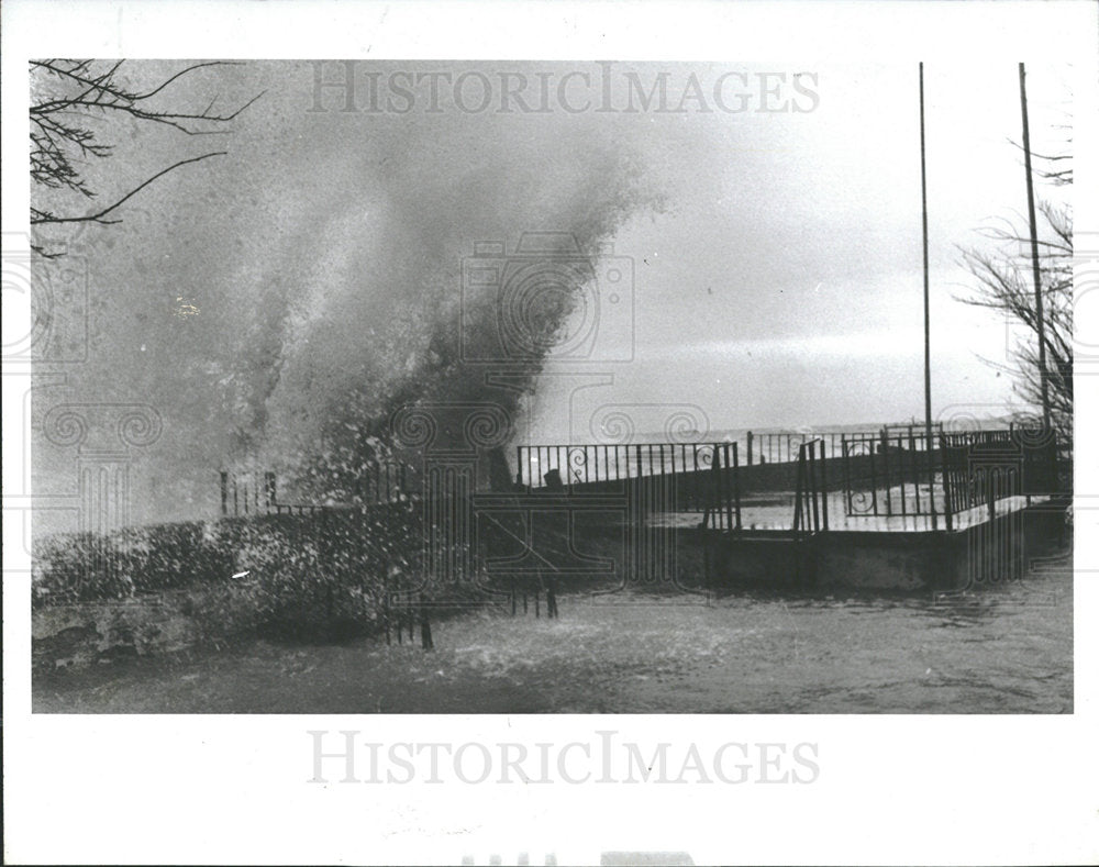 1986PressPhoto Flood in La Salle Town, Grandville Beach - Historic Images