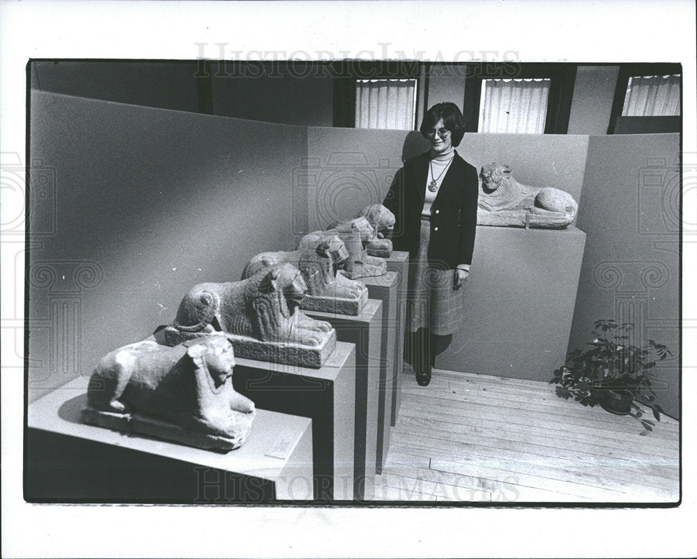 1965 Press Photo Campus Elaine Guido Curator Lions UM - Historic Images