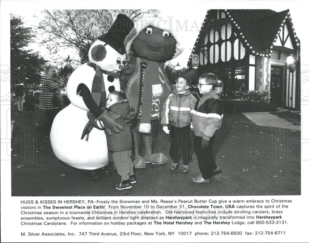 1995 Press Photo Snowman Hugs &amp; Kisses in Hershey. - Historic Images