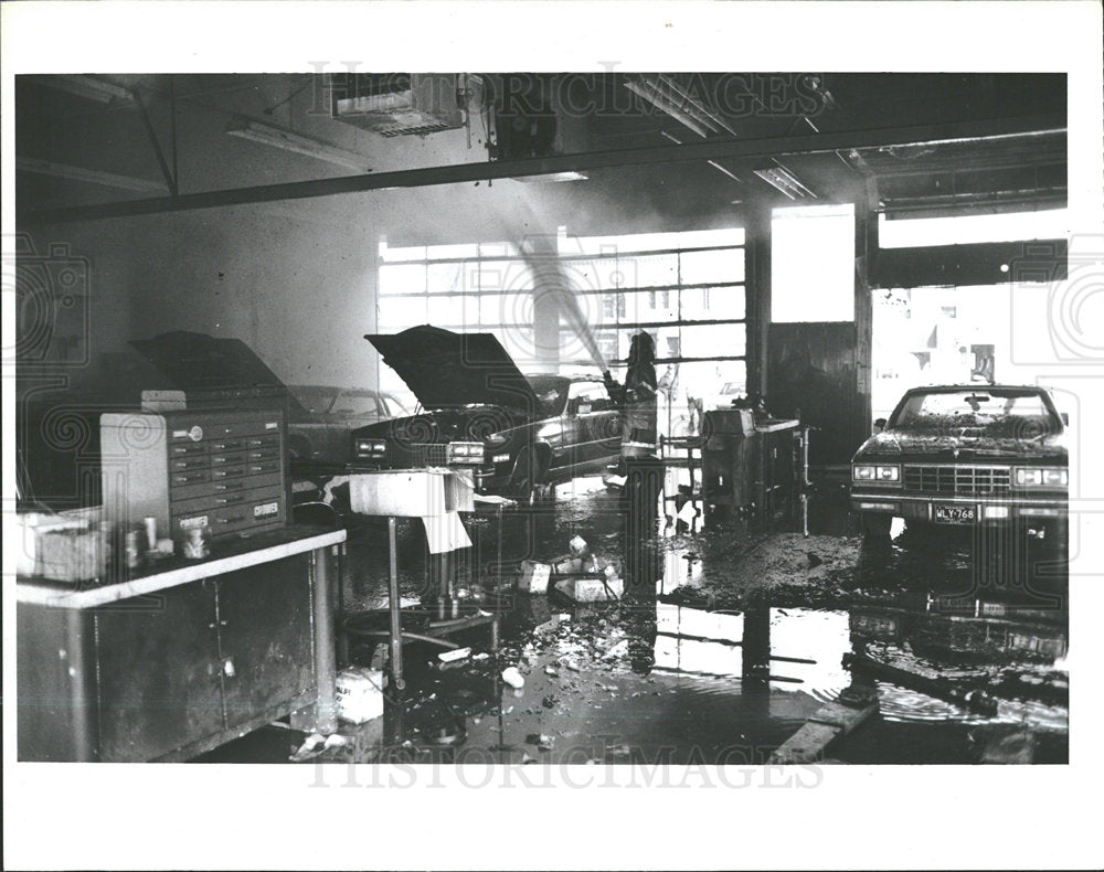 1987 Press Photo Cars Caught fire Stone Repair Shop  - Historic Images