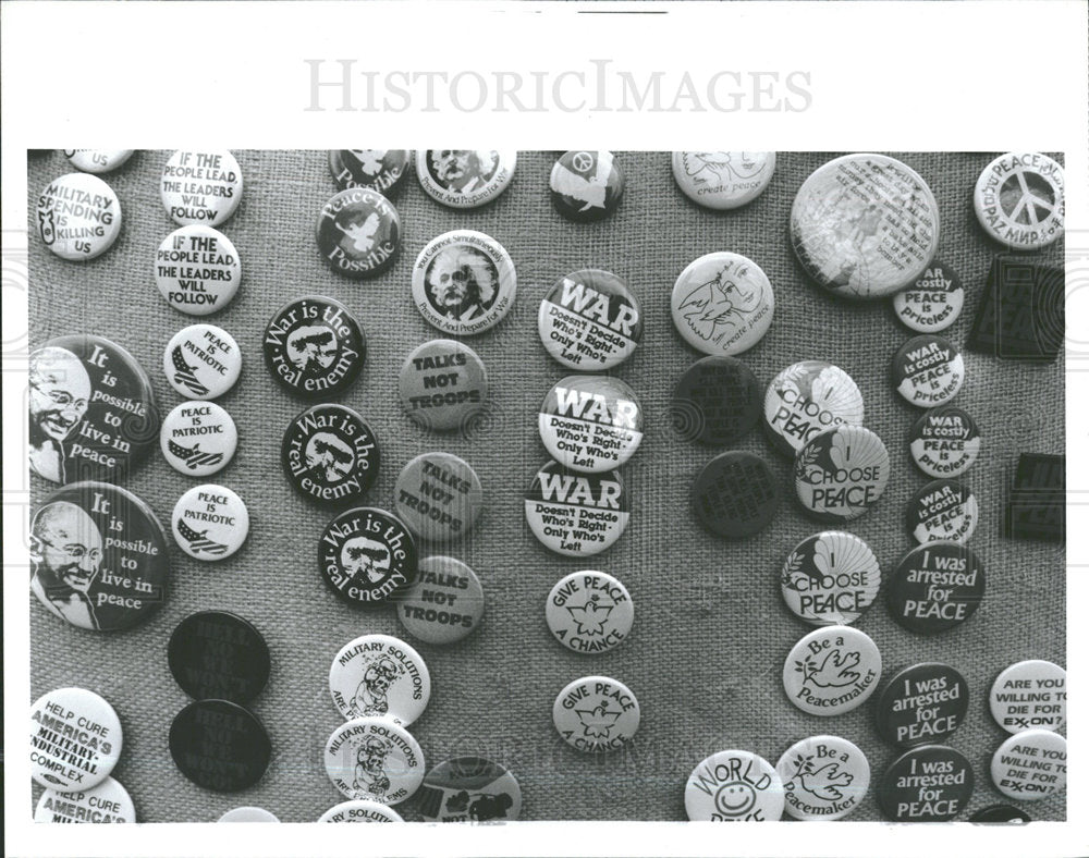 1991 Press Photo Persian Gulf Peter Thomas Coins  - Historic Images