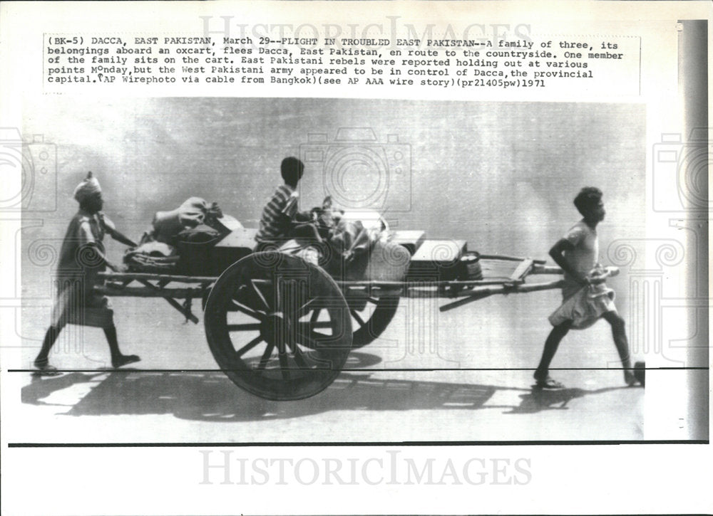 1971 Press Photo oxcart flees Dacca East Pakistan Army - Historic Images