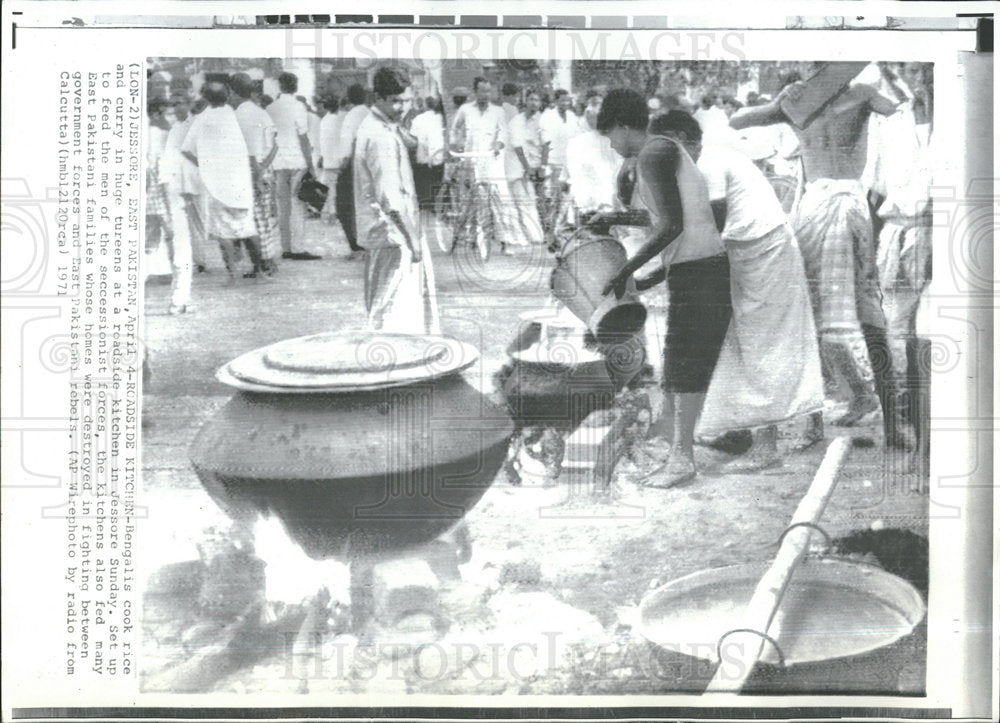 1971 Press Photo Bengalis Cooking Pakistan Refugees - Historic Images
