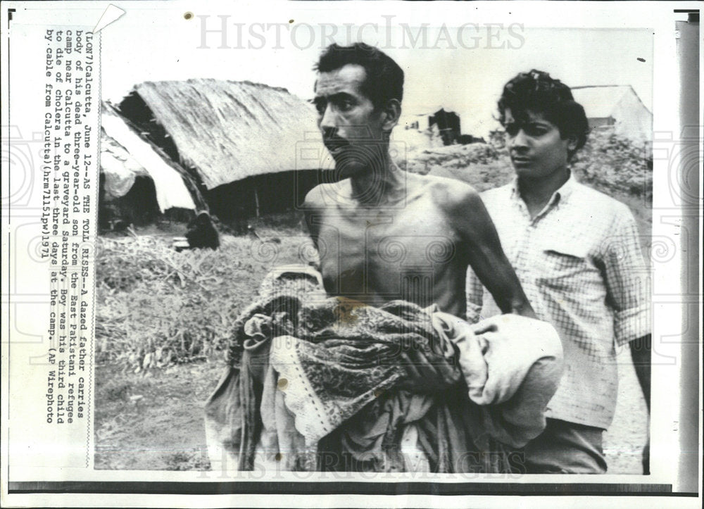 1971 Press Photo Pakistan Calcutta Graveyard Refugee - Historic Images