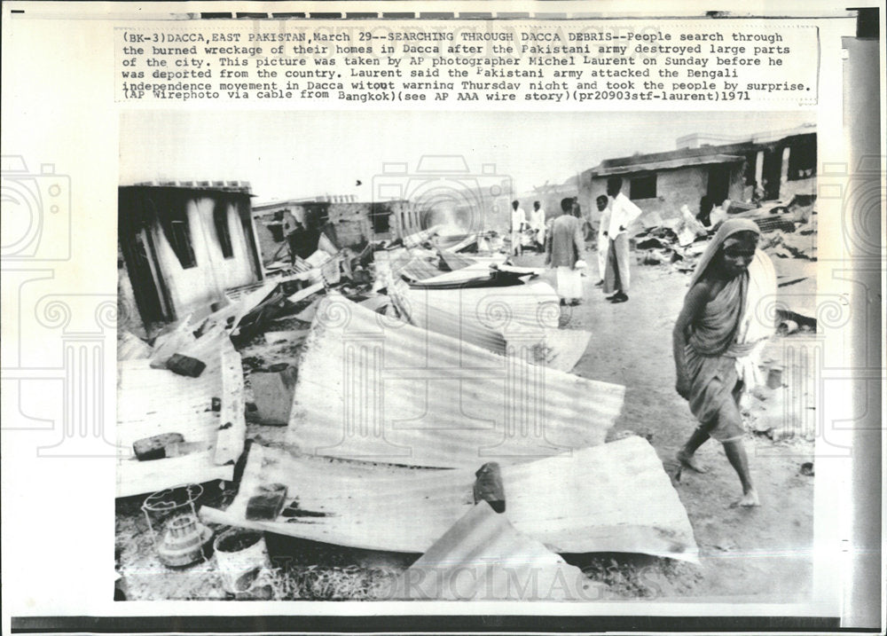 1971 Press Photo  Dacca Debris Wreckage Homes burned - Historic Images