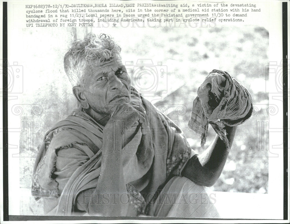 1970 Press Photo Pakistan People Await Aid Victim Cyclo - Historic Images