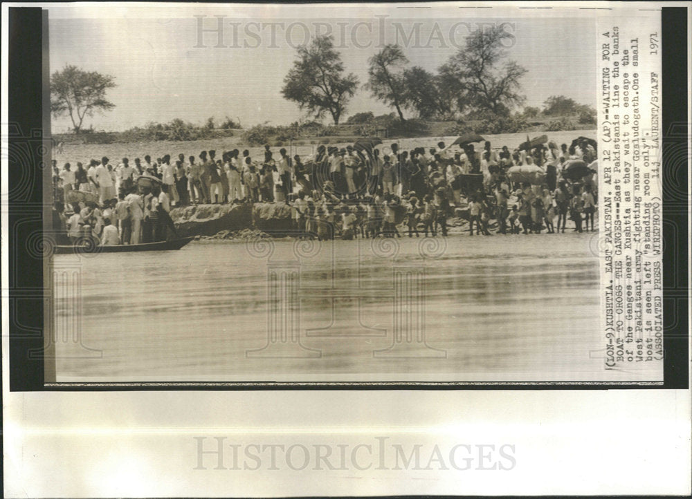 1971 Press Photo Boat Ganges East Pakistanis bank Cross - Historic Images