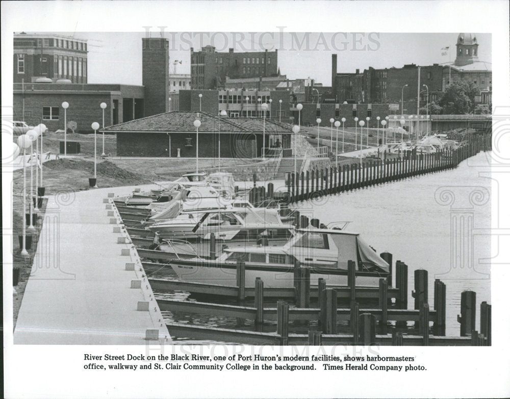 1979 Press Photo River Street Dock Black Port Huron Mod - Historic Images
