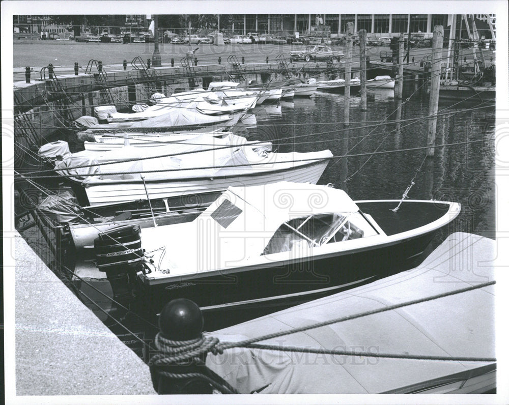 1964 Press Photo Small Boat Memorial Park Marinas Detro - Historic Images