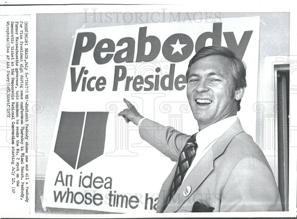 1972 Press Photo Endicott Peabody Shows Campaign Signs - Historic Images