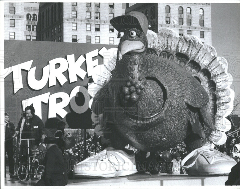 1986 Press Photo Turkey Trot Float Thanksgiving Parade - Historic Images
