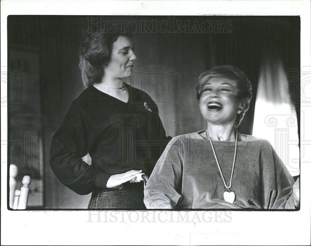 1981 Press Photo Elaine Lowenthol Laughing - Historic Images