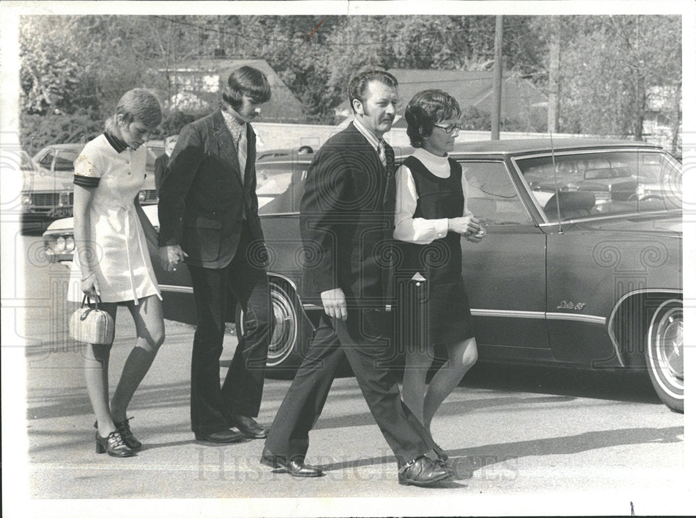 1971 Press Photo Family Arrives For Daughter&#39;s Funeral - Historic Images