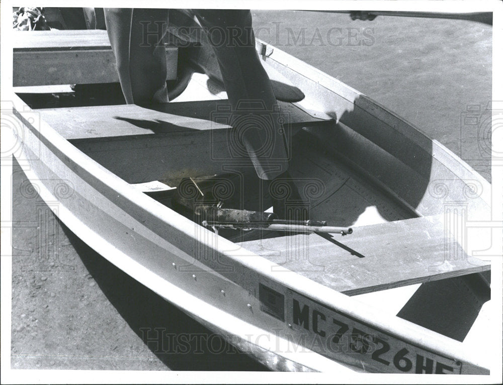 1971 Press Photo Gun Found in Lake - Historic Images