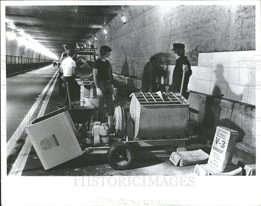 1981 Press Photo Detroit Windsor Tunnels Workmen - Historic Images
