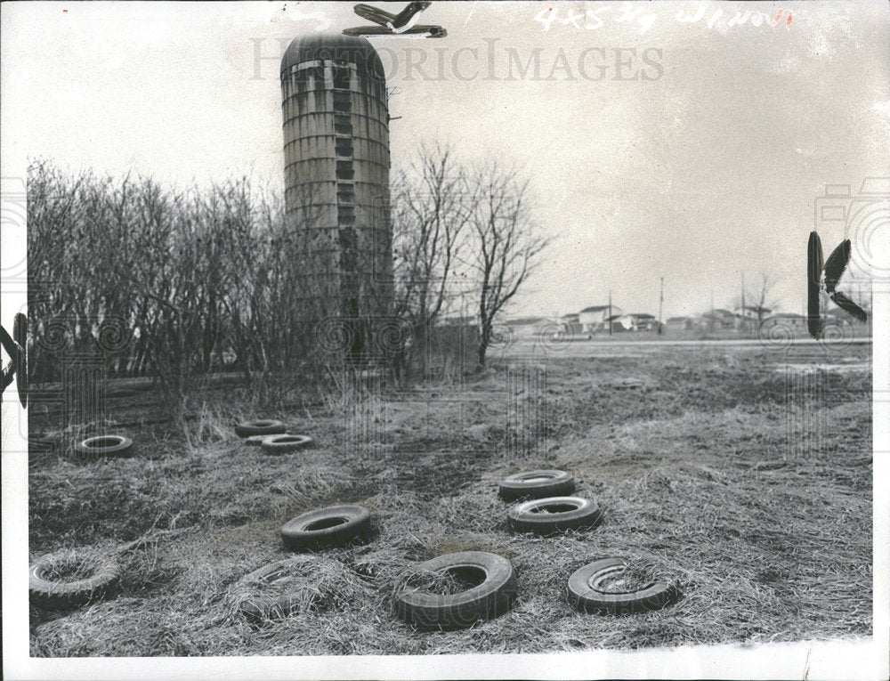 1973 Press Photo Silo Old Tires New Subdivision Detroit - Historic Images