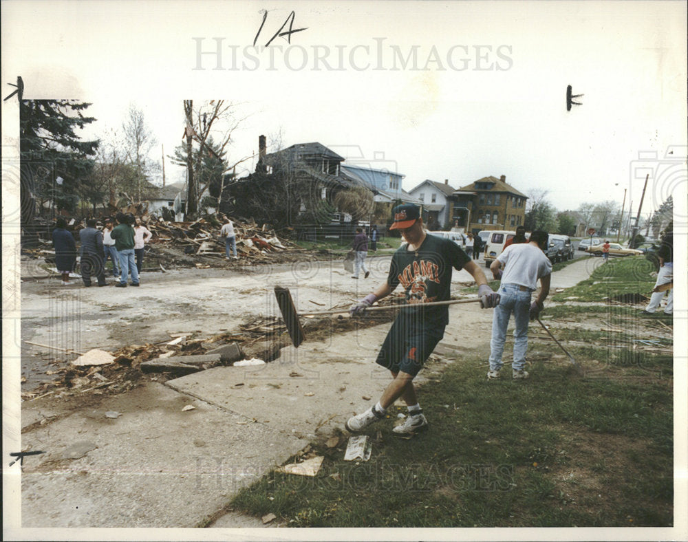 1992 Press Photo Terry Owens debris explosion houses - Historic Images