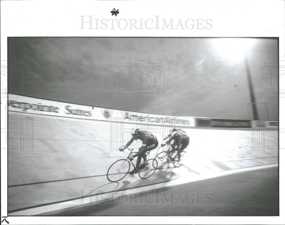1992 Press Photo two bicyclists race track - Historic Images