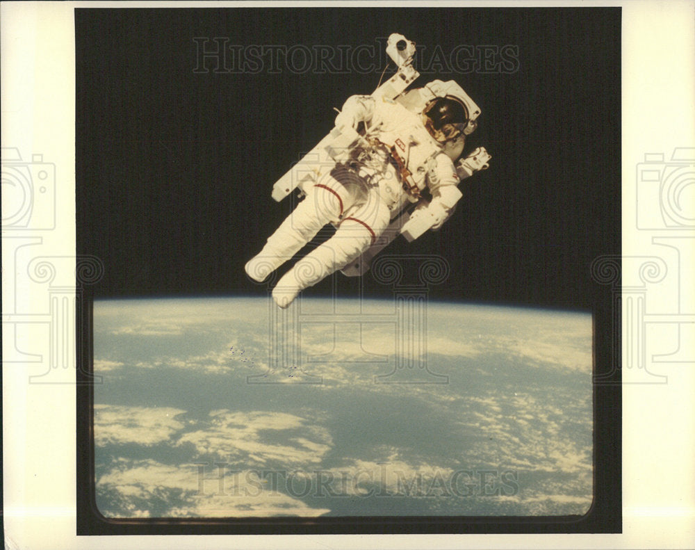 1985 Press Photo astronauts float space above earth - Historic Images