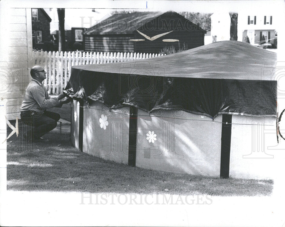 1972 Press Photo Man Putting Cover On Pool - Historic Images