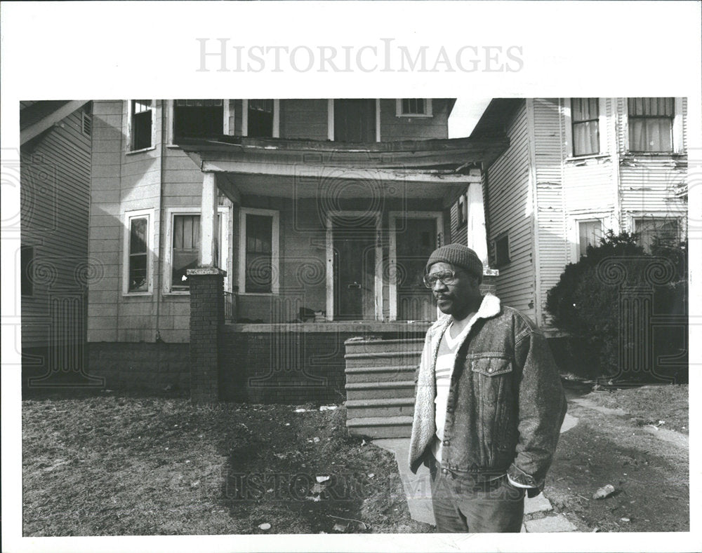 1990 Press Photo Detroit Man Outside House Murdered Son - Historic Images