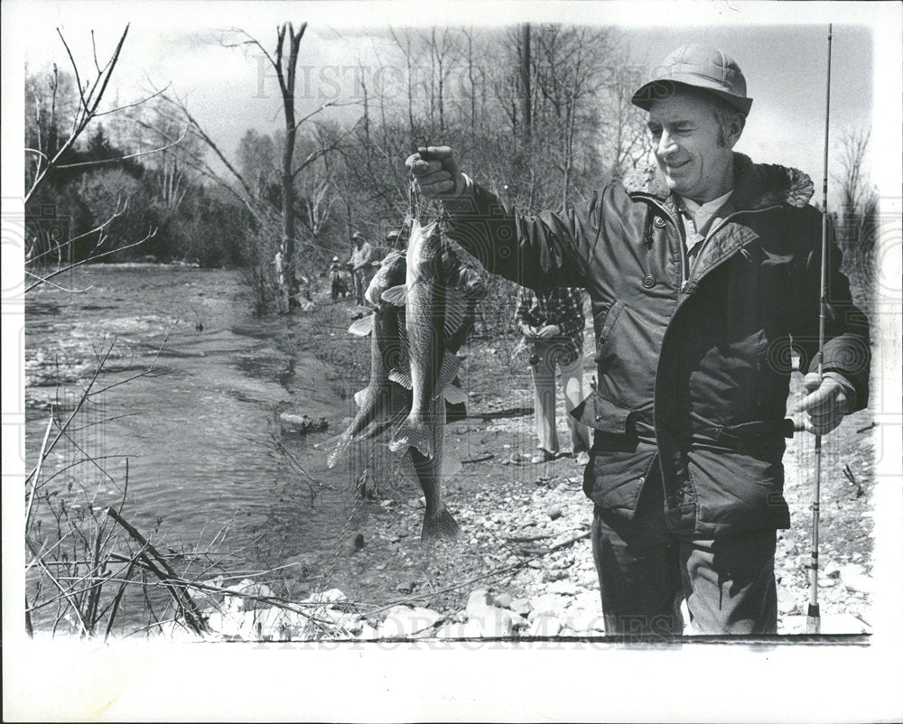 1979 Press Photo Fisherman Holding Caught Walleyes - Historic Images