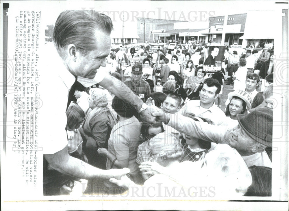 1970 Press Photo Wallace Shaking Hands Governor Race - Historic Images