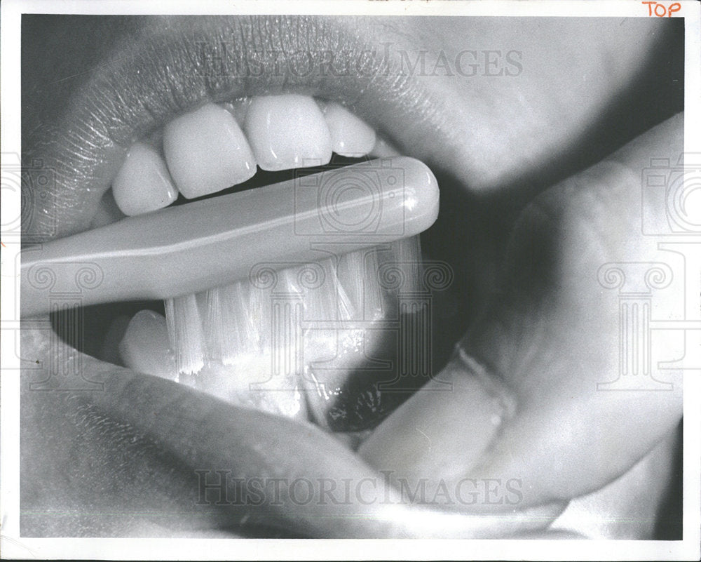 1972 Press Photo Brushing Teeth - Historic Images