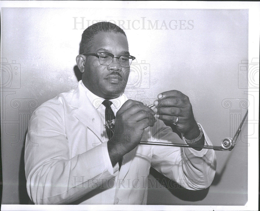 1962 Press Photo Dr. Harzel Taylor Adjust Drill - Historic Images